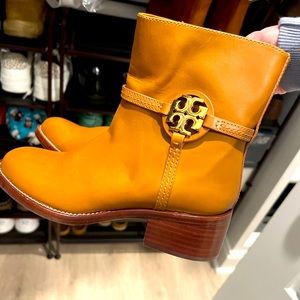 New never worn Tory Burch Dark Tiramisu Leather 45 MM heel boots